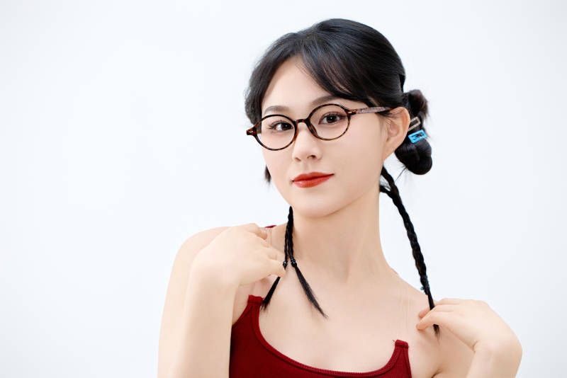 影棚拍摄穿着青春靓丽的亚洲女性夏季形象