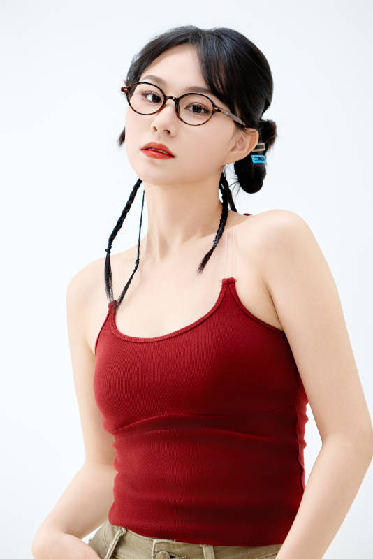 影棚拍摄穿着青春靓丽的亚洲女性夏季形象