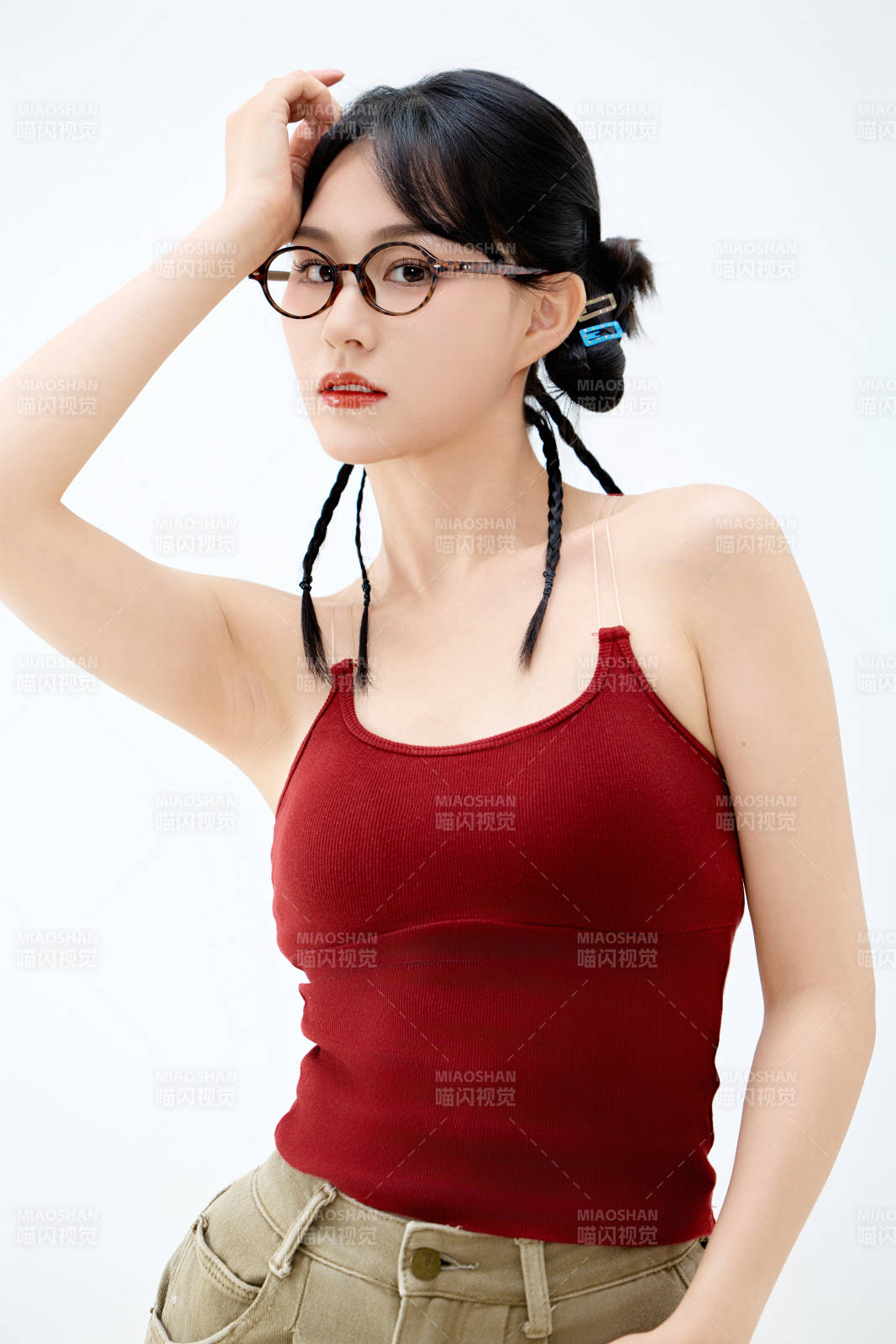 影棚拍摄穿着青春靓丽的亚洲女性夏季形象