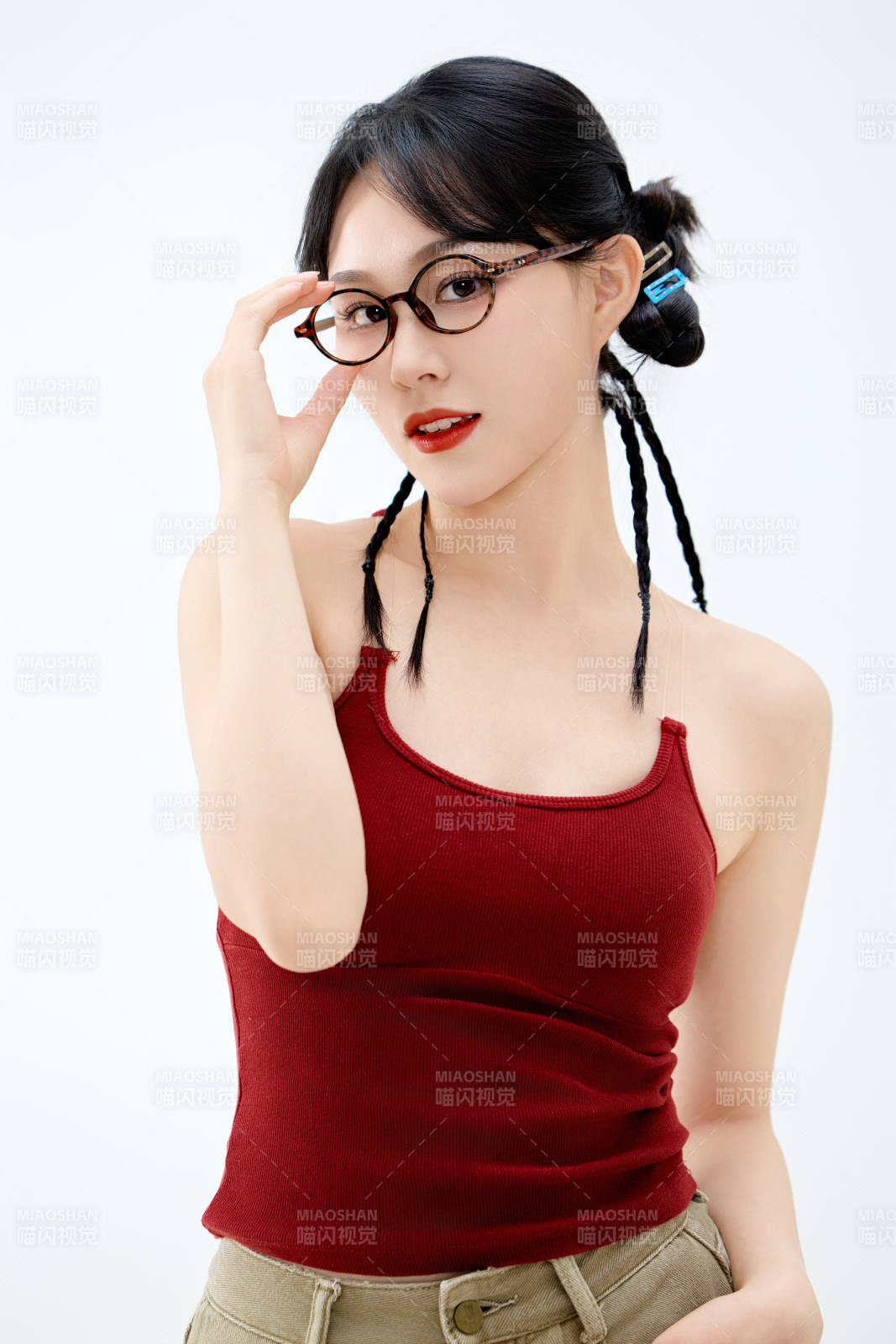 影棚拍攝穿著青春靚麗的亞洲女性夏季形象