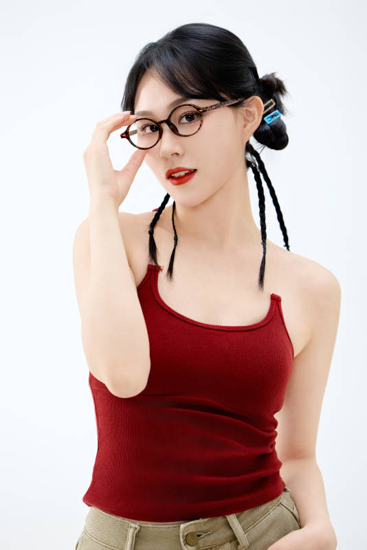 影棚拍摄穿着青春靓丽的亚洲女性夏季形象