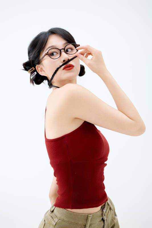 影棚拍摄穿着青春靓丽的亚洲女性夏季形象