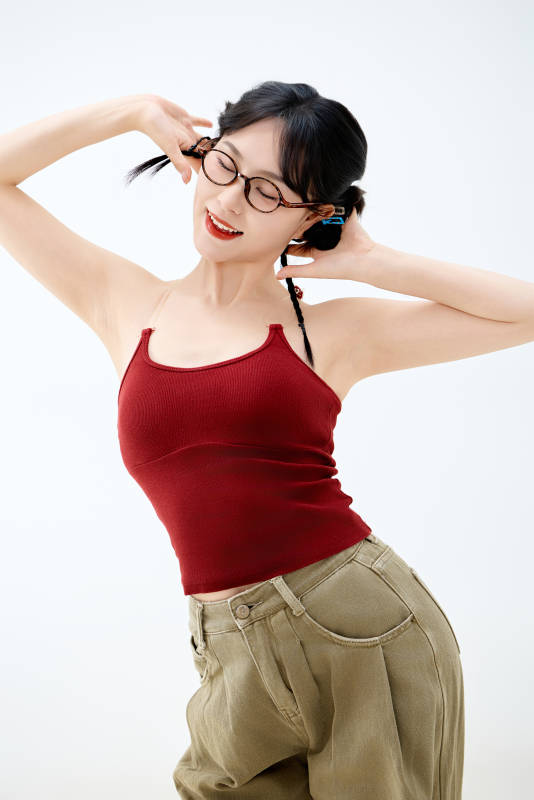 影棚拍摄穿着青春靓丽的亚洲女性夏季形象