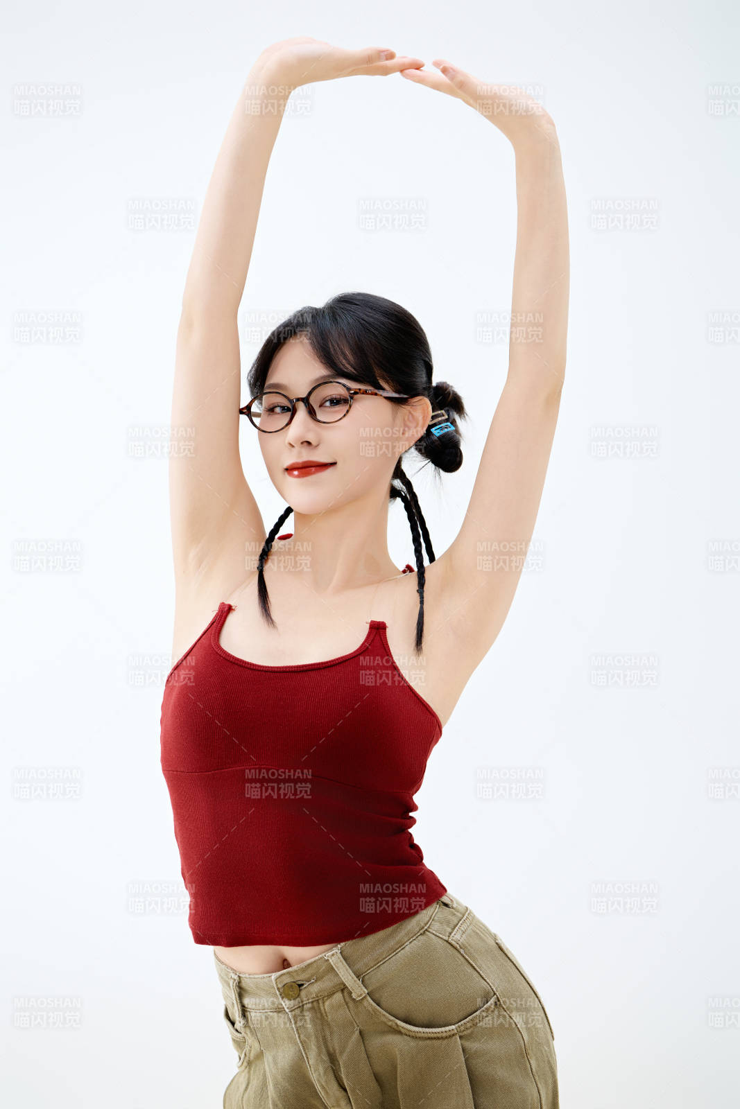 影棚拍摄穿着青春靓丽的亚洲女性夏季形象