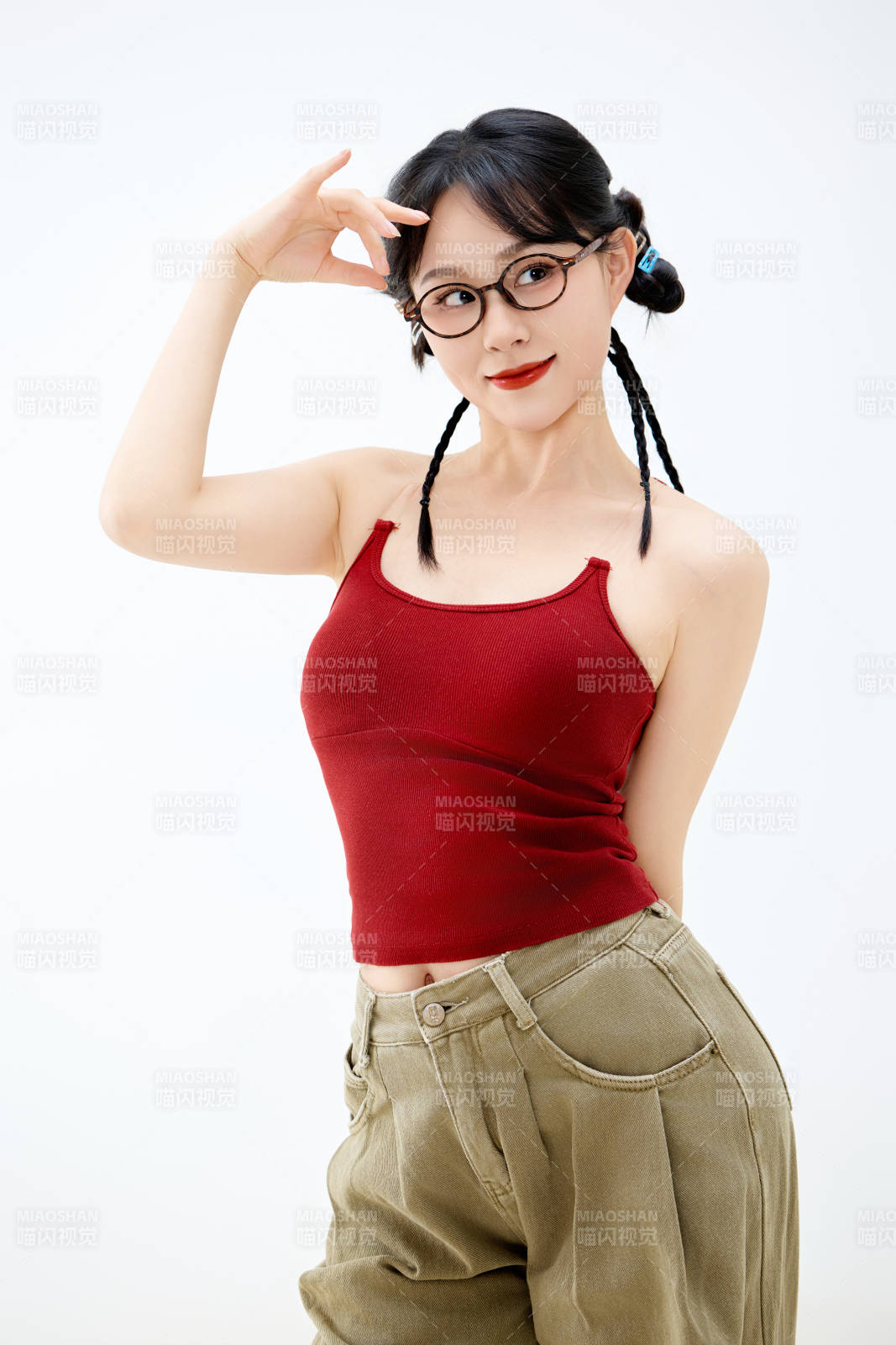 影棚拍摄穿着青春靓丽的亚洲女性夏季形象