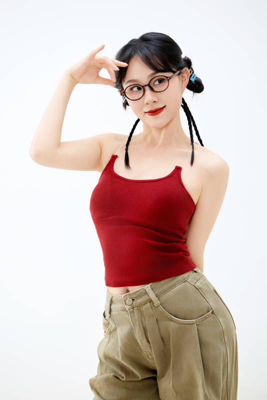 影棚拍摄穿着青春靓丽的亚洲女性夏季形象