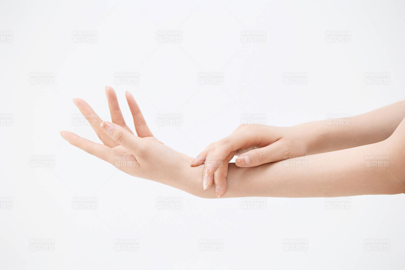 白色背景下纤细柔美的女性手部特写