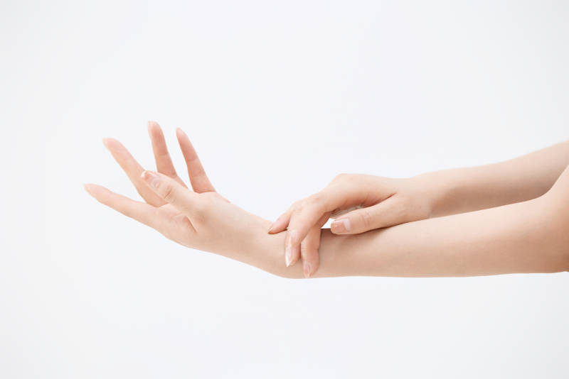 白色背景下纤细柔美的女性手部特写