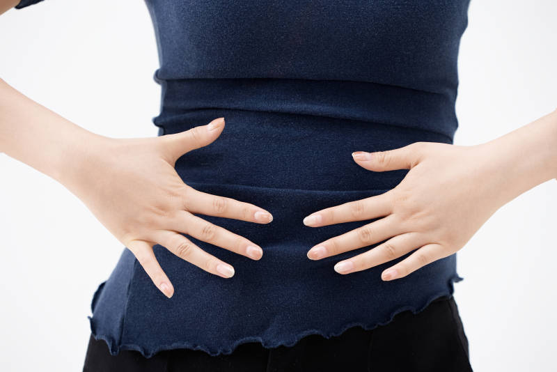 白色背景下纤细柔美的女性手部特写