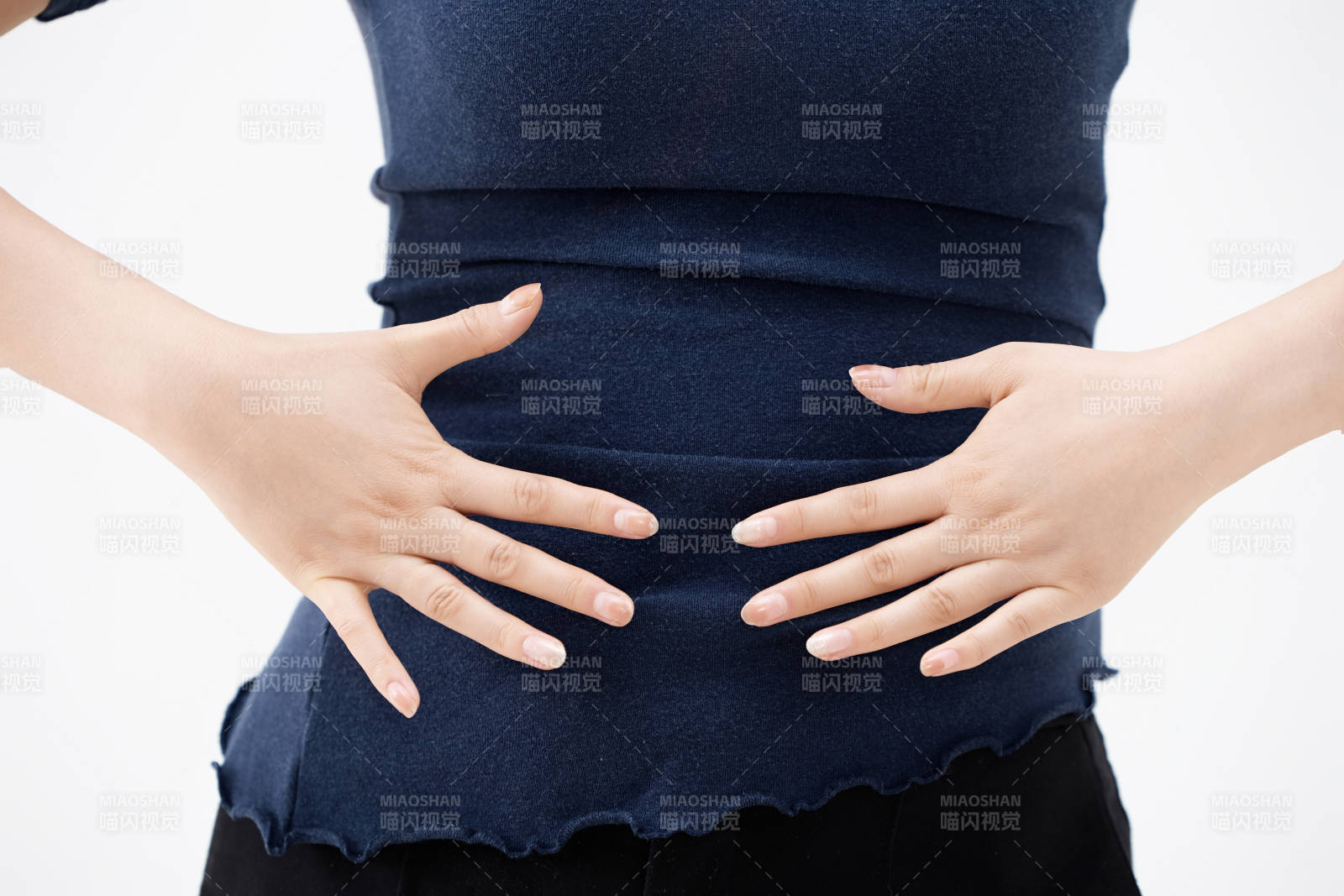 白色背景下纤细柔美的女性手部特写