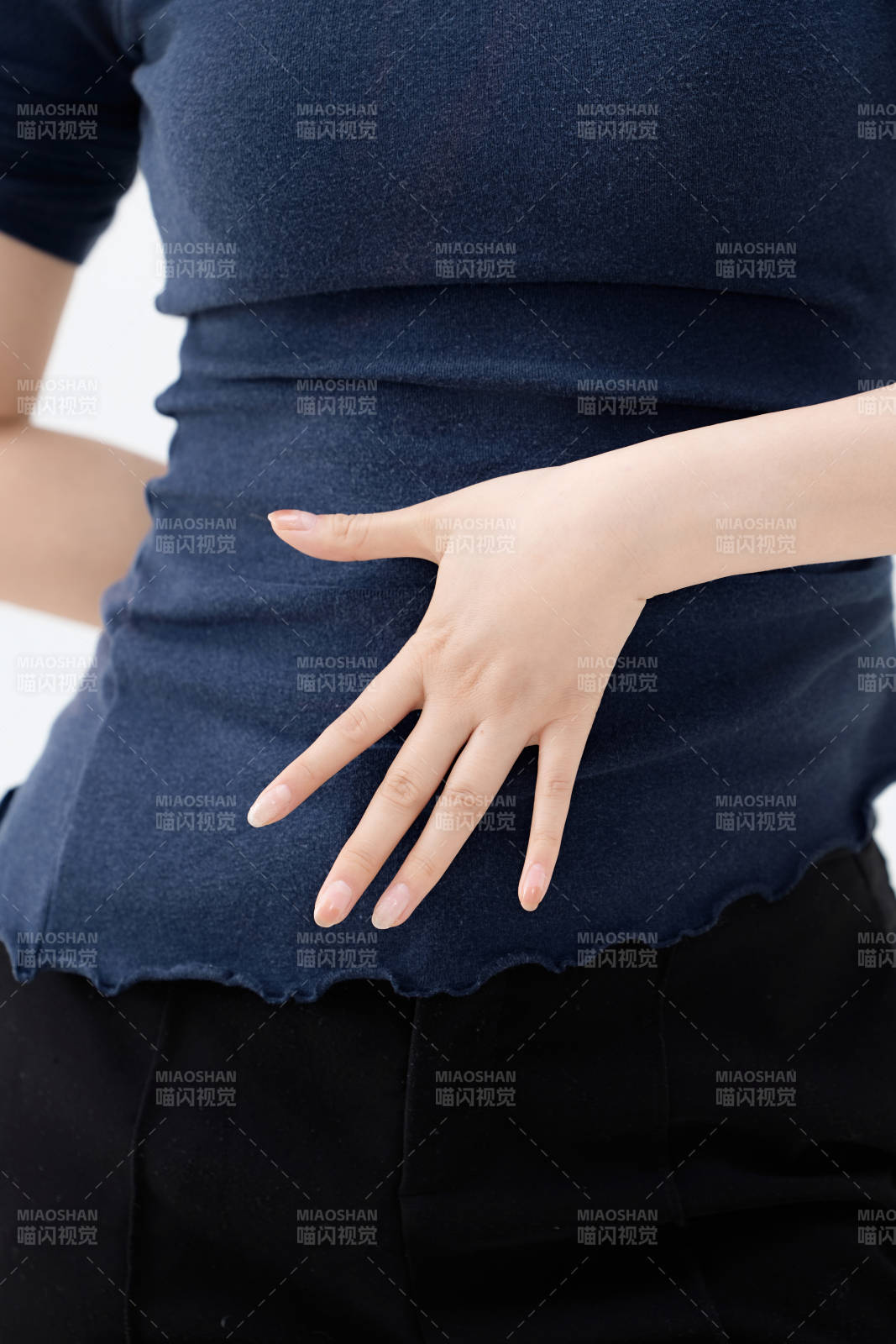 白色背景下纤细柔美的女性手部特写