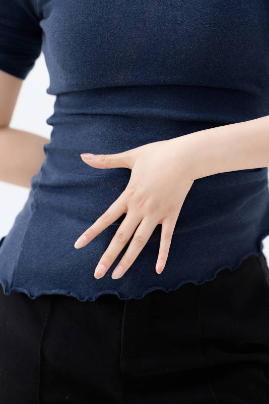 白色背景下纤细柔美的女性手部特写