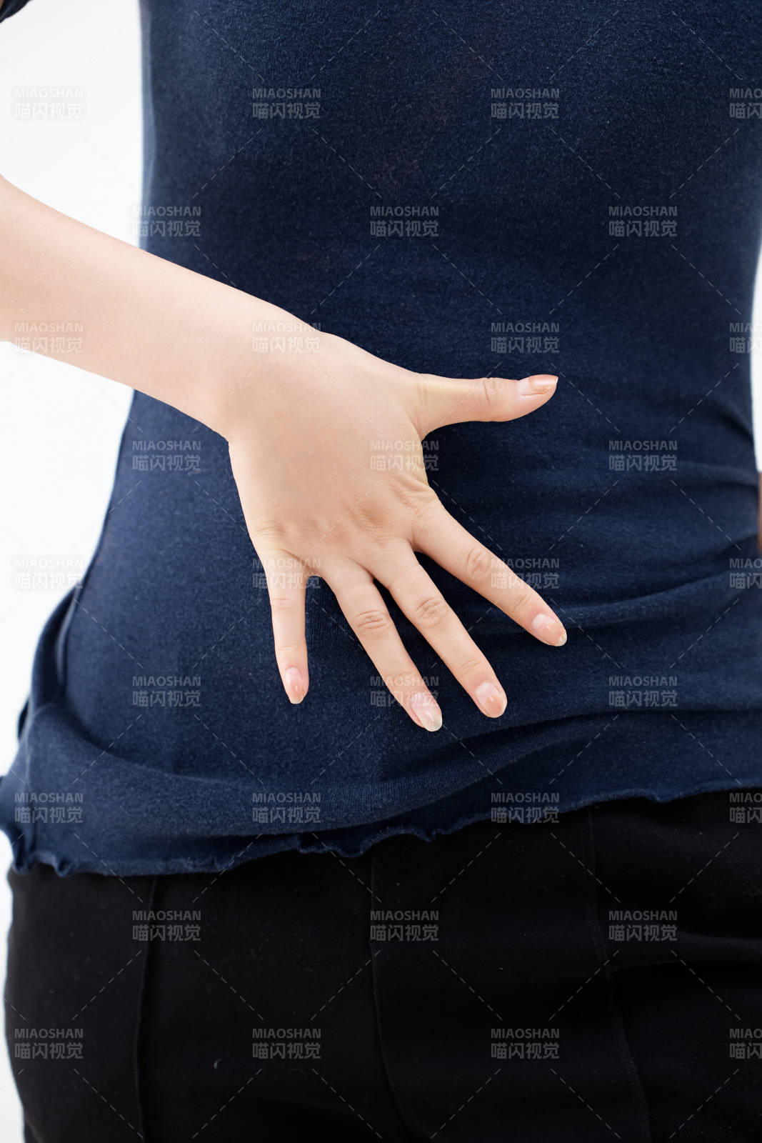 白色背景下纤细柔美的女性手部特写