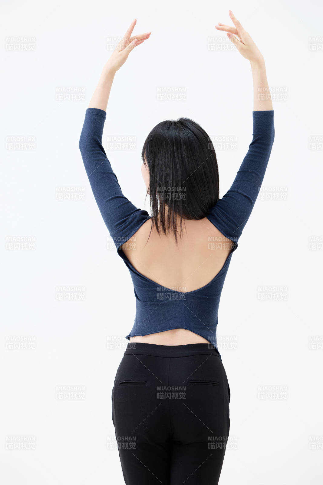 白背景穿着休闲服装的亚洲健康年轻女性形象