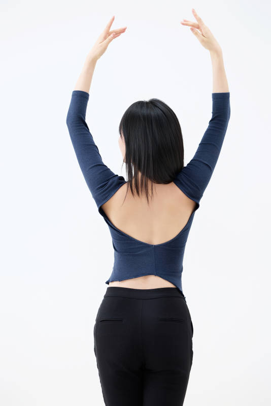 白背景穿着休闲服装的亚洲健康年轻女性形象