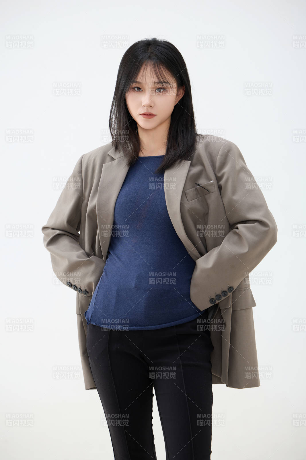 白色背景下穿着西装的职业女性形象