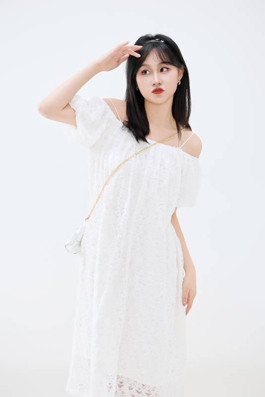 影棚拍摄穿着白色连衣裙的亚洲美丽女性