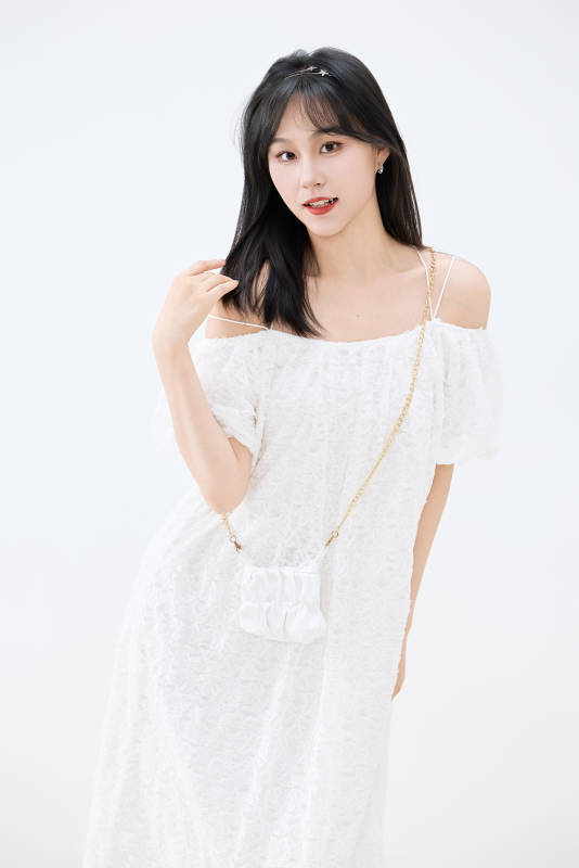 影棚拍摄穿着白色连衣裙的亚洲美丽女性