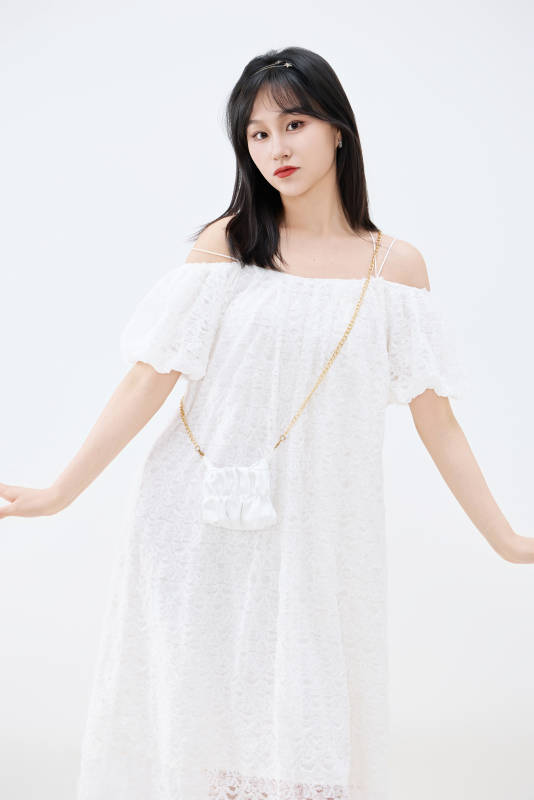 影棚拍摄穿着白色连衣裙的亚洲美丽女性