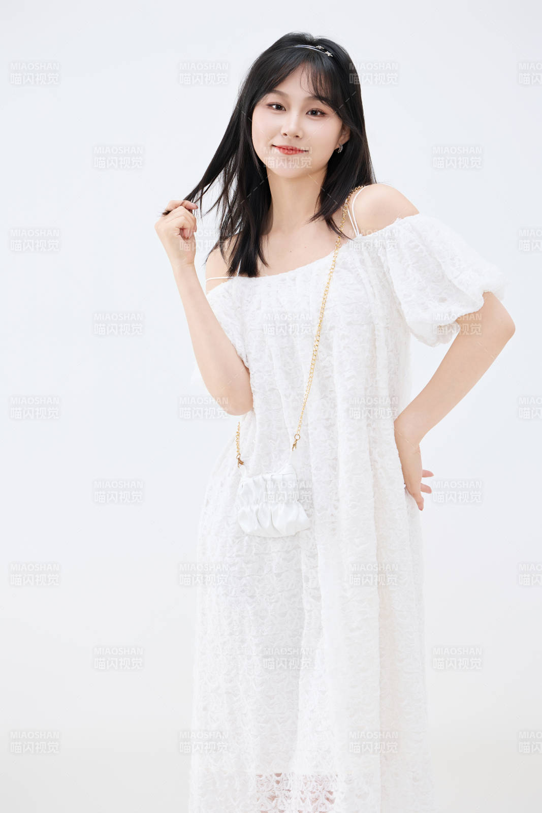 影棚拍攝穿著白色連衣裙的亞洲美麗女性