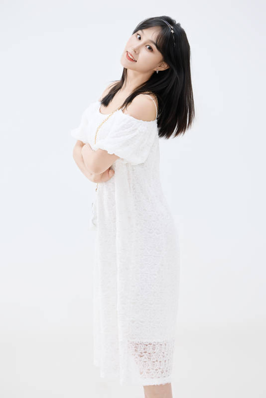 影棚拍摄穿着白色连衣裙的亚洲美丽女性