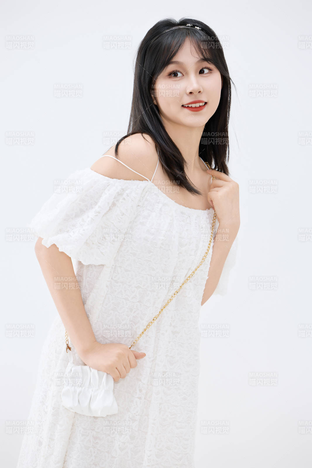 影棚拍摄穿着白色连衣裙的亚洲美丽女性