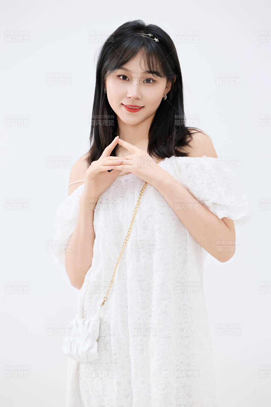 影棚拍摄穿着白色连衣裙的亚洲美丽女性