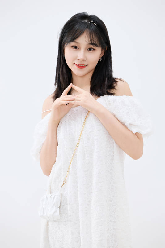 影棚拍摄穿着白色连衣裙的亚洲美丽女性