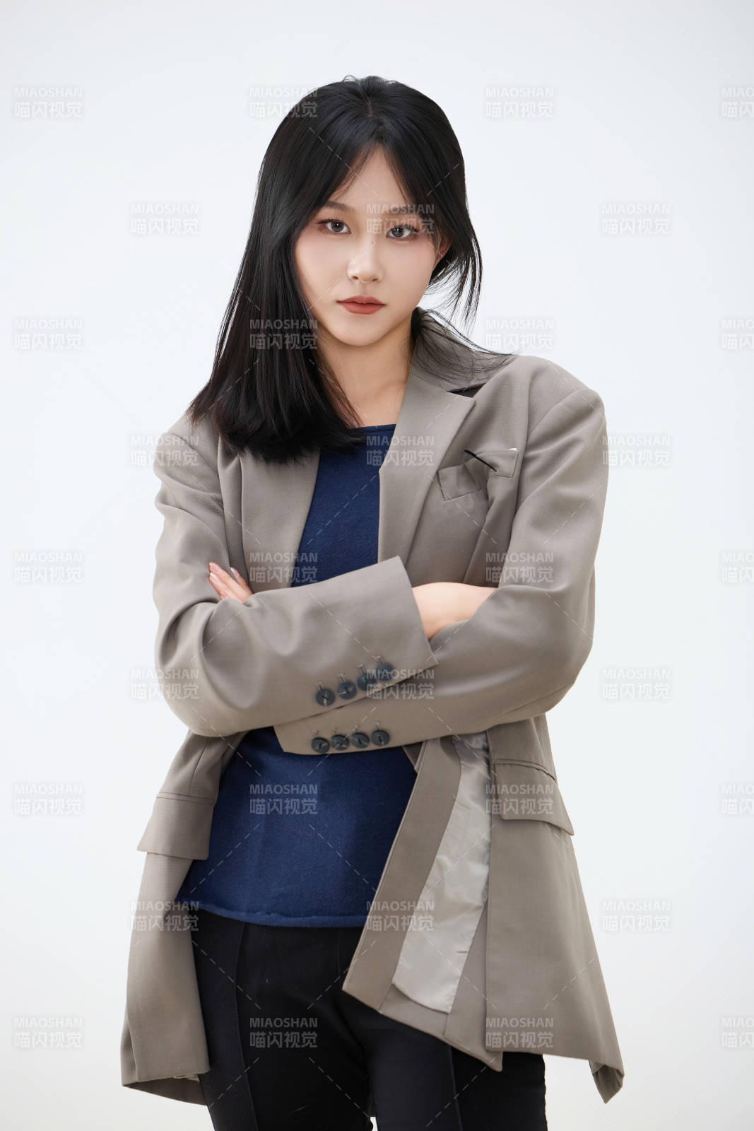 白色背景下穿著西裝的職業女性形象