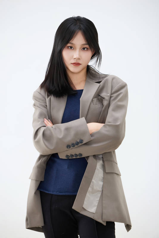 白色背景下穿着西装的职业女性形象