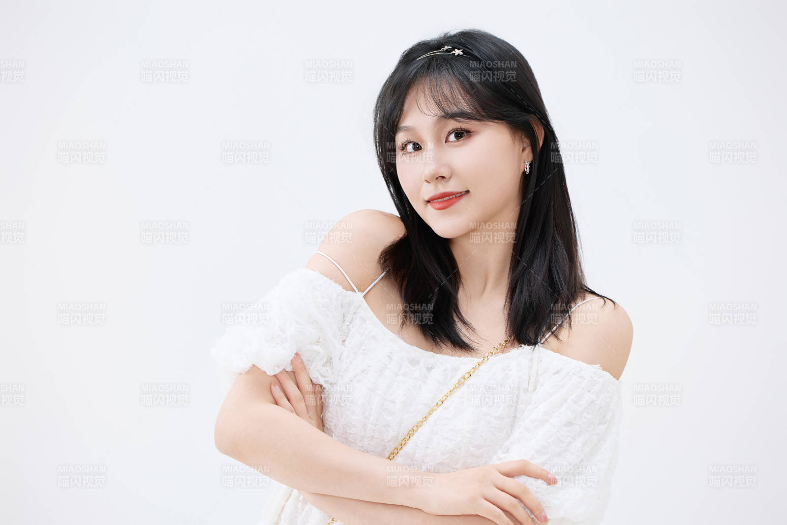 影棚拍摄穿着白色连衣裙的亚洲美丽女性