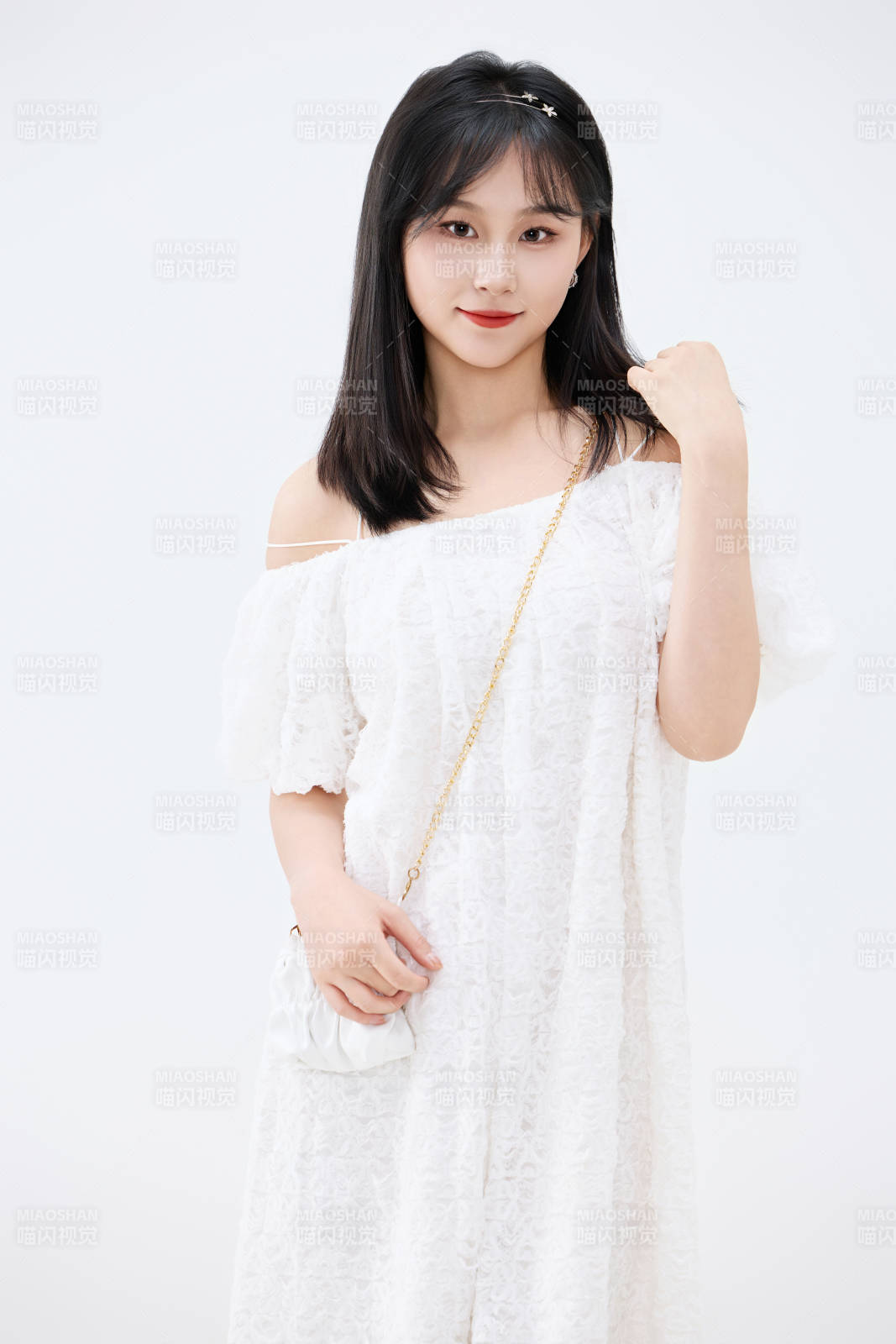 影棚拍摄穿着白色连衣裙的亚洲美丽女性