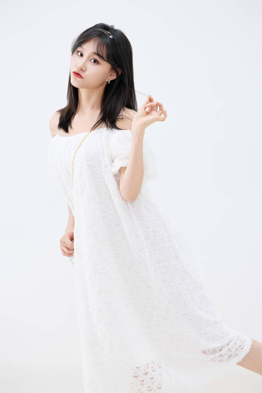影棚拍摄穿着白色连衣裙的亚洲美丽女性