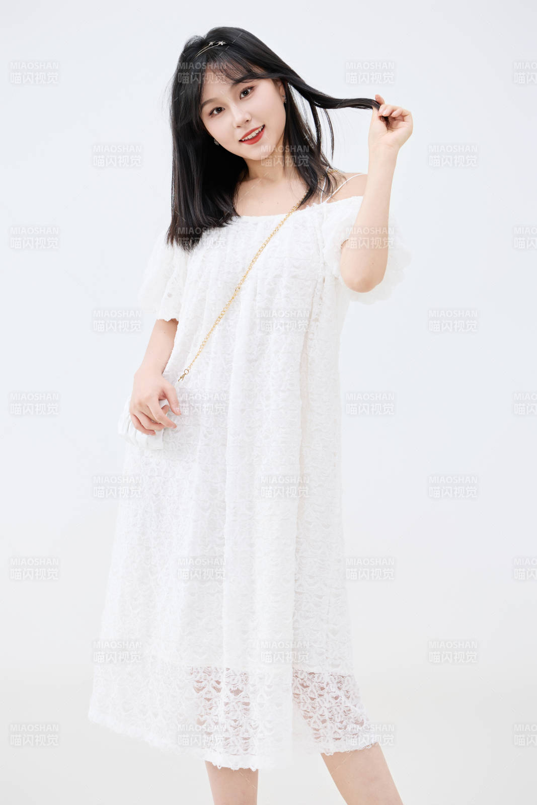 影棚拍摄穿着白色连衣裙的亚洲美丽女性