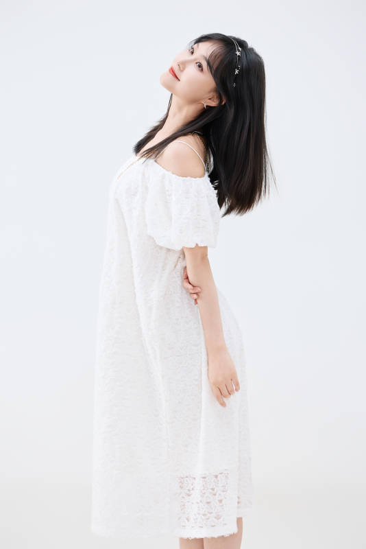 影棚拍摄穿着白色连衣裙的亚洲美丽女性