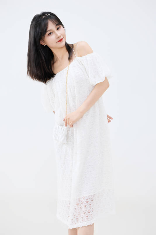 影棚拍摄穿着白色连衣裙的亚洲美丽女性