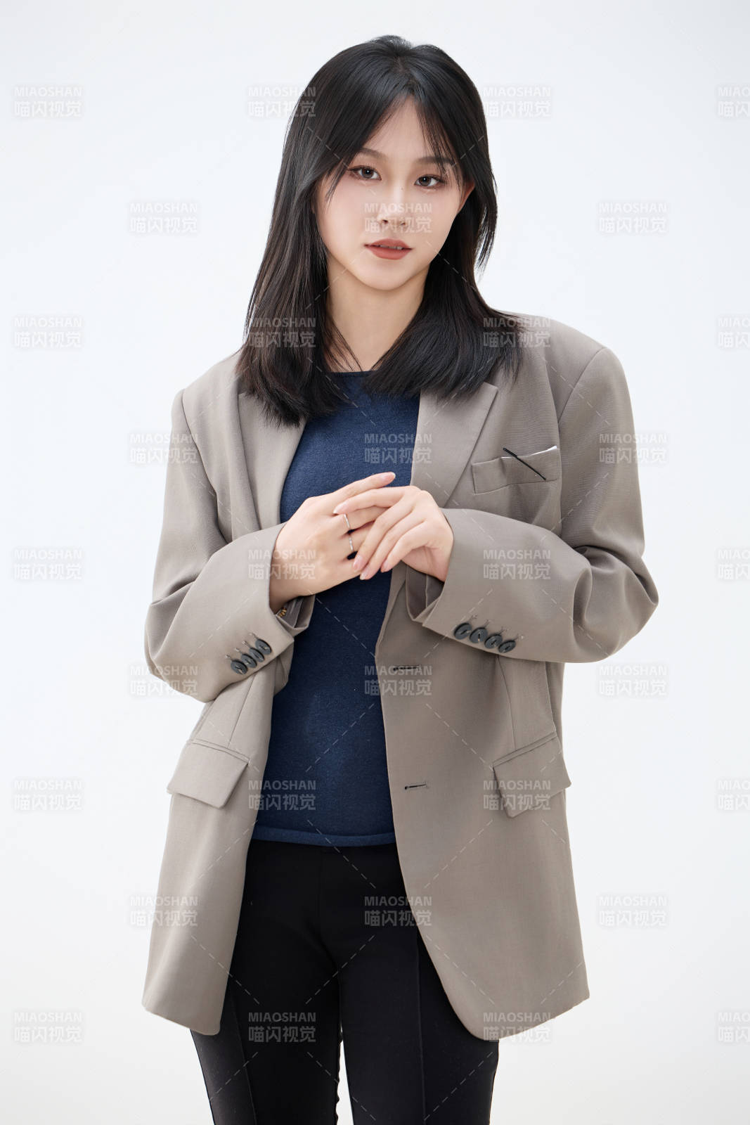 白色背景下穿着西装的职业女性形象