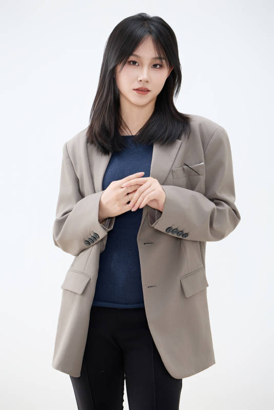 白色背景下穿着西装的职业女性形象