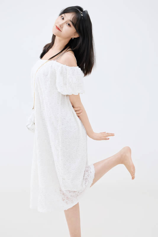 影棚拍摄穿着白色连衣裙的亚洲美丽女性