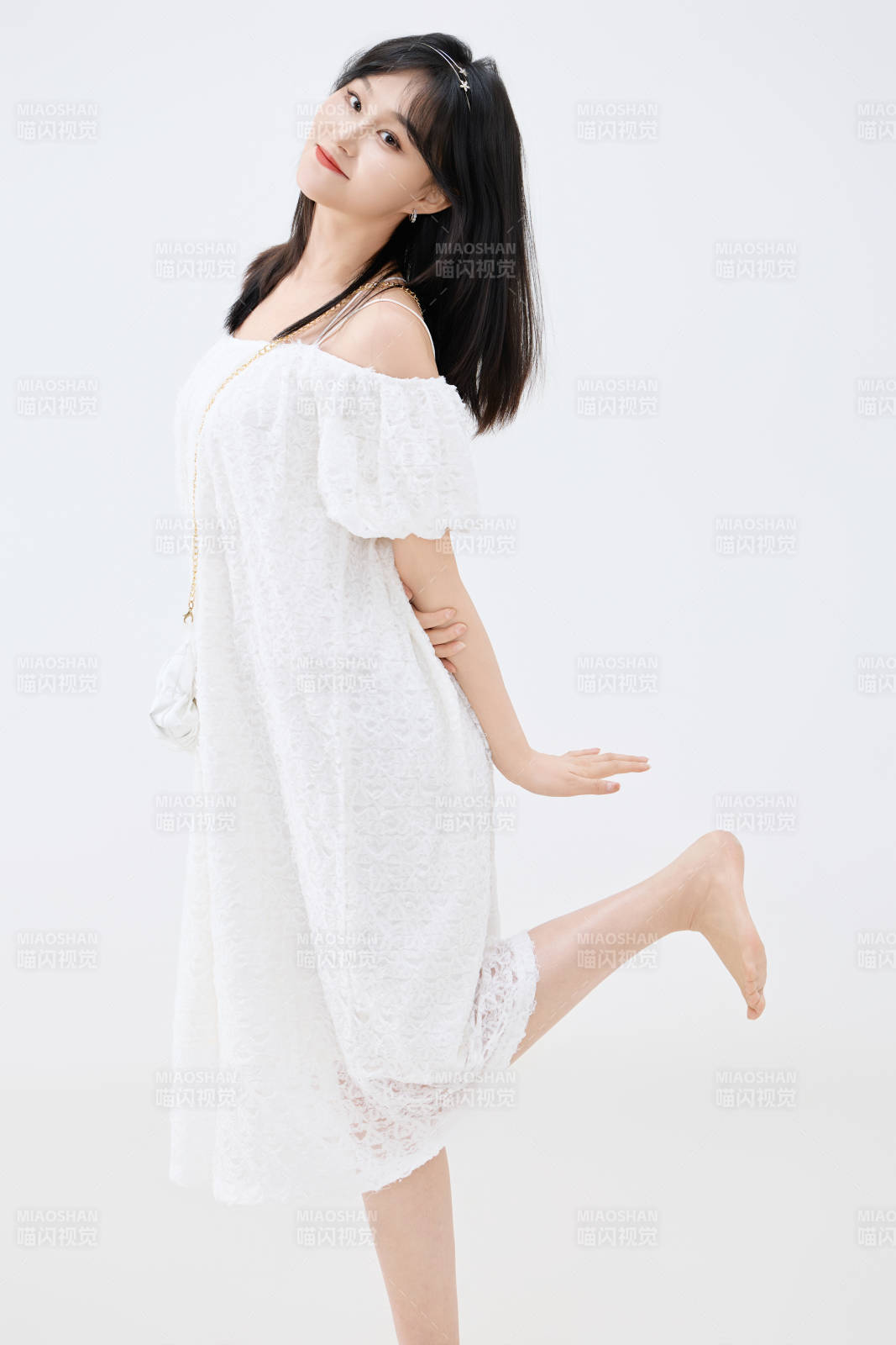 影棚拍摄穿着白色连衣裙的亚洲美丽女性