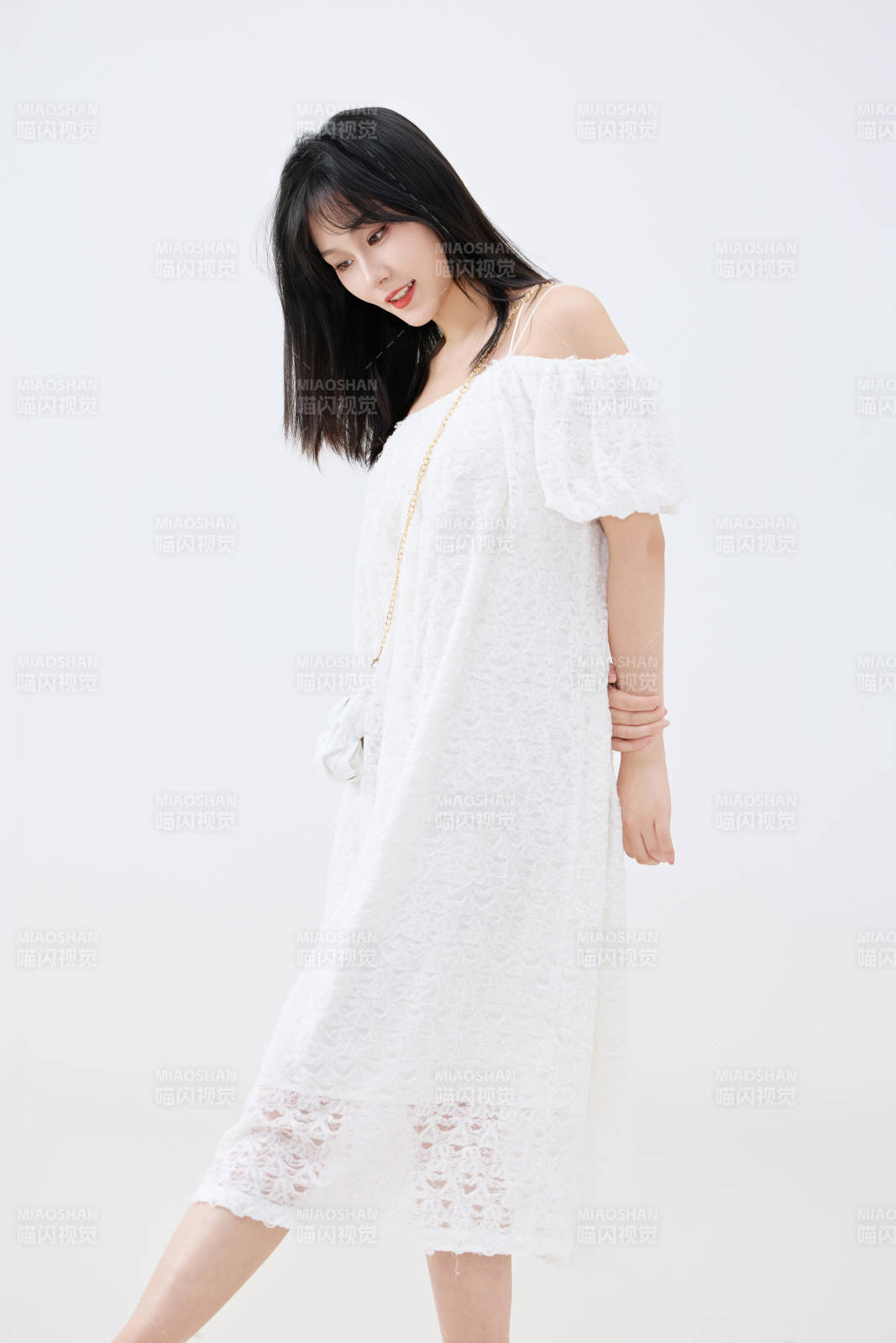 影棚拍摄穿着白色连衣裙的亚洲美丽女性