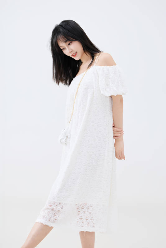 影棚拍摄穿着白色连衣裙的亚洲美丽女性