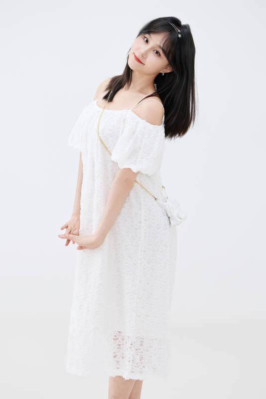 影棚拍摄穿着白色连衣裙的亚洲美丽女性