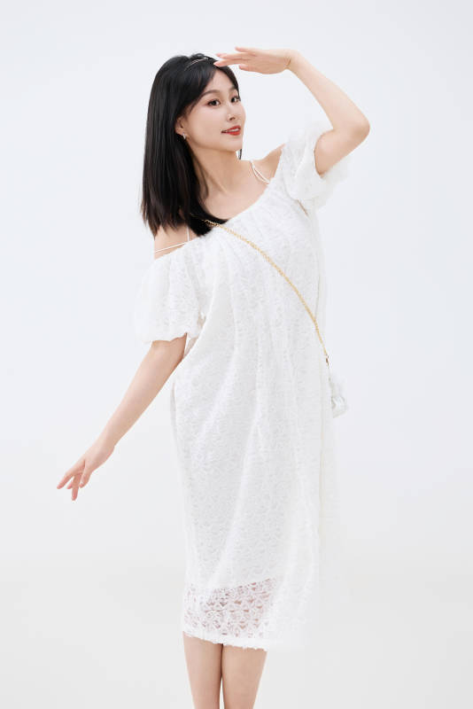 影棚拍摄穿着白色连衣裙的亚洲美丽女性