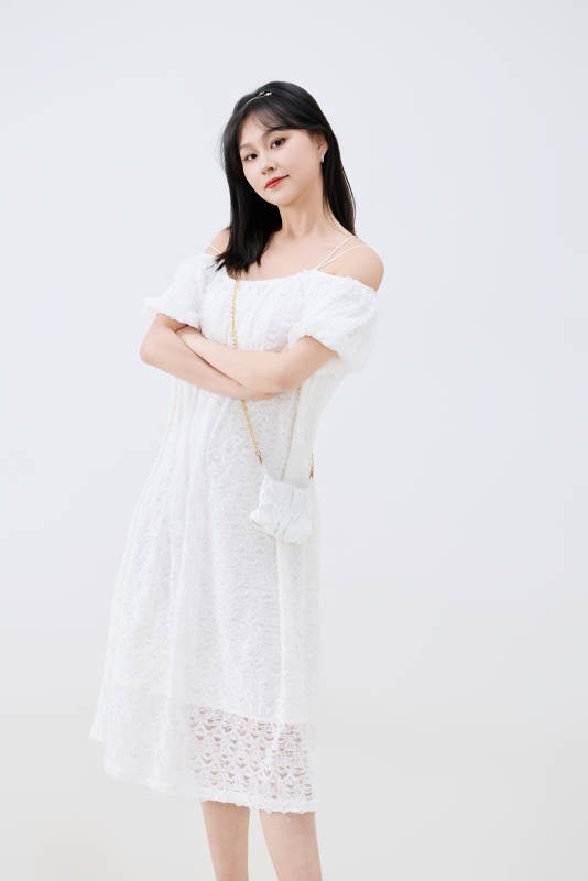 影棚拍摄穿着白色连衣裙的亚洲美丽女性