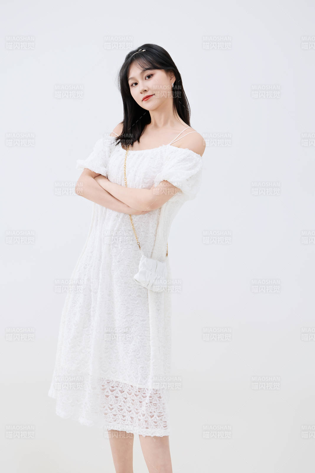 影棚拍摄穿着白色连衣裙的亚洲美丽女性