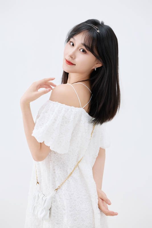 影棚拍摄穿着白色连衣裙的亚洲美丽女性