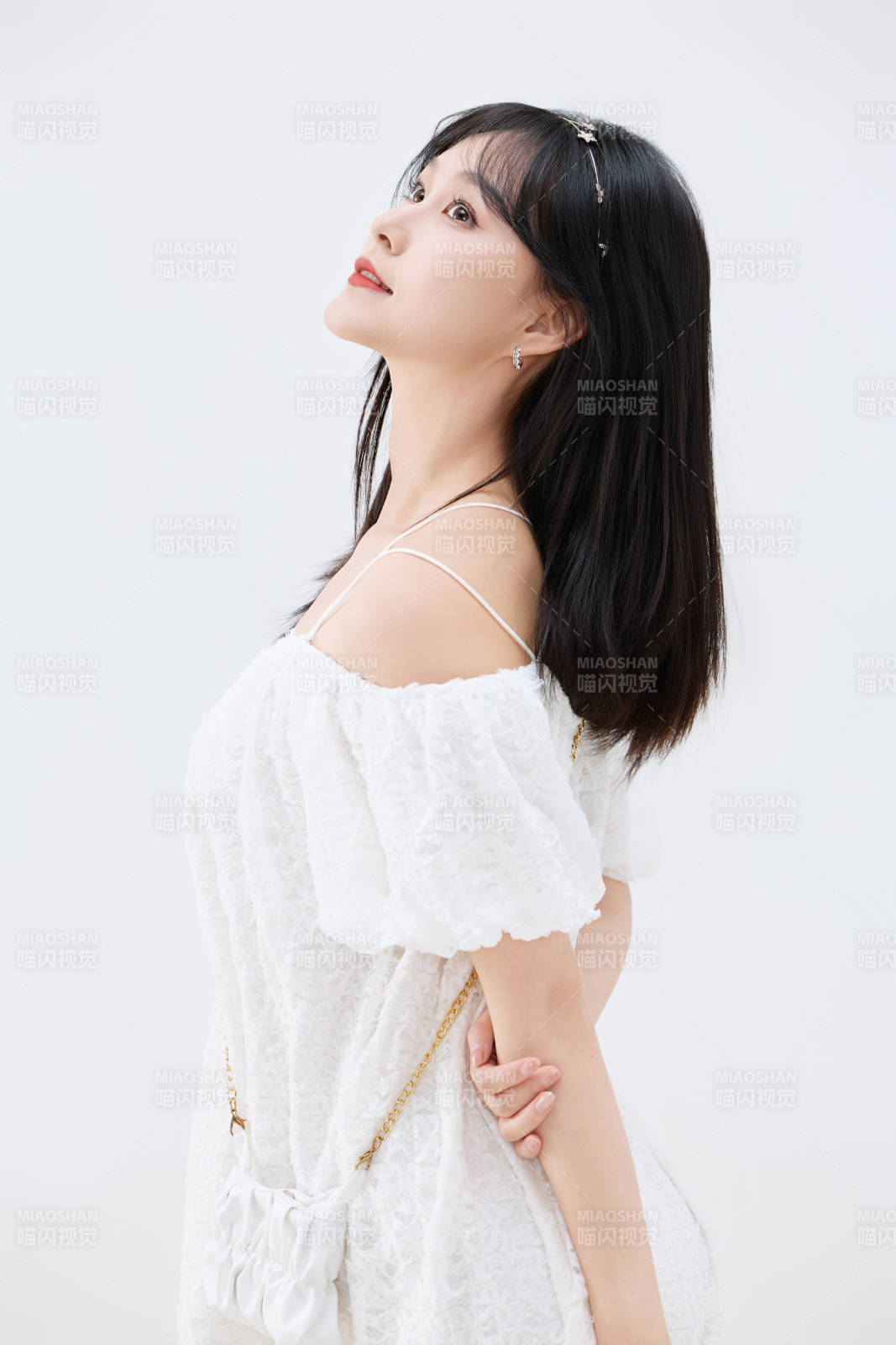 影棚拍摄穿着白色连衣裙的亚洲美丽女性