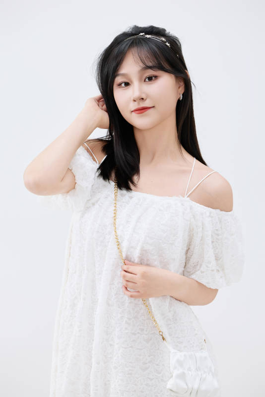 影棚拍摄穿着白色连衣裙的亚洲美丽女性