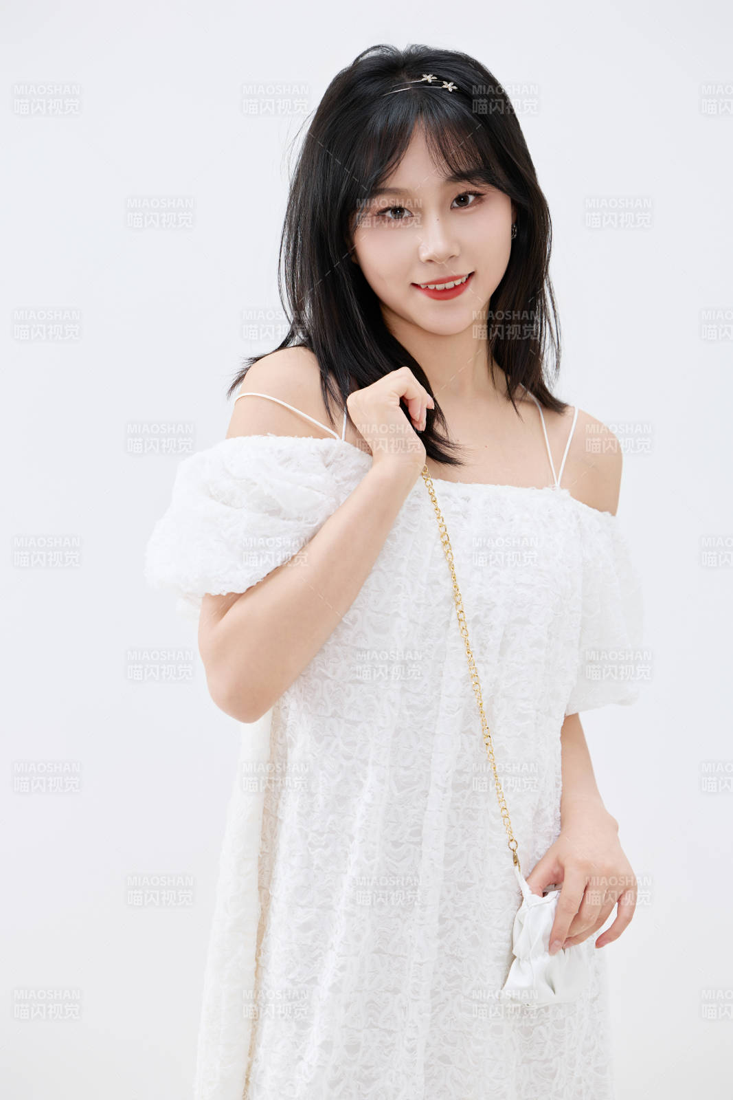 影棚拍摄穿着白色连衣裙的亚洲美丽女性